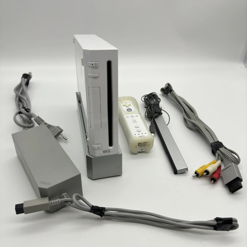Nintendo WII + ovládač + senzor (s kompletnou kabelážou)