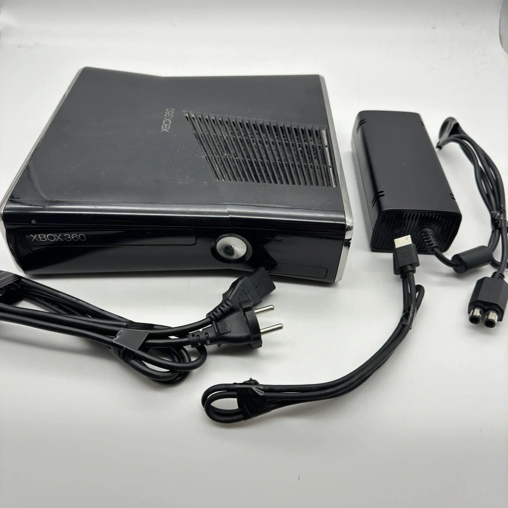 Xbox 360 Slim 16GB (čierna)
